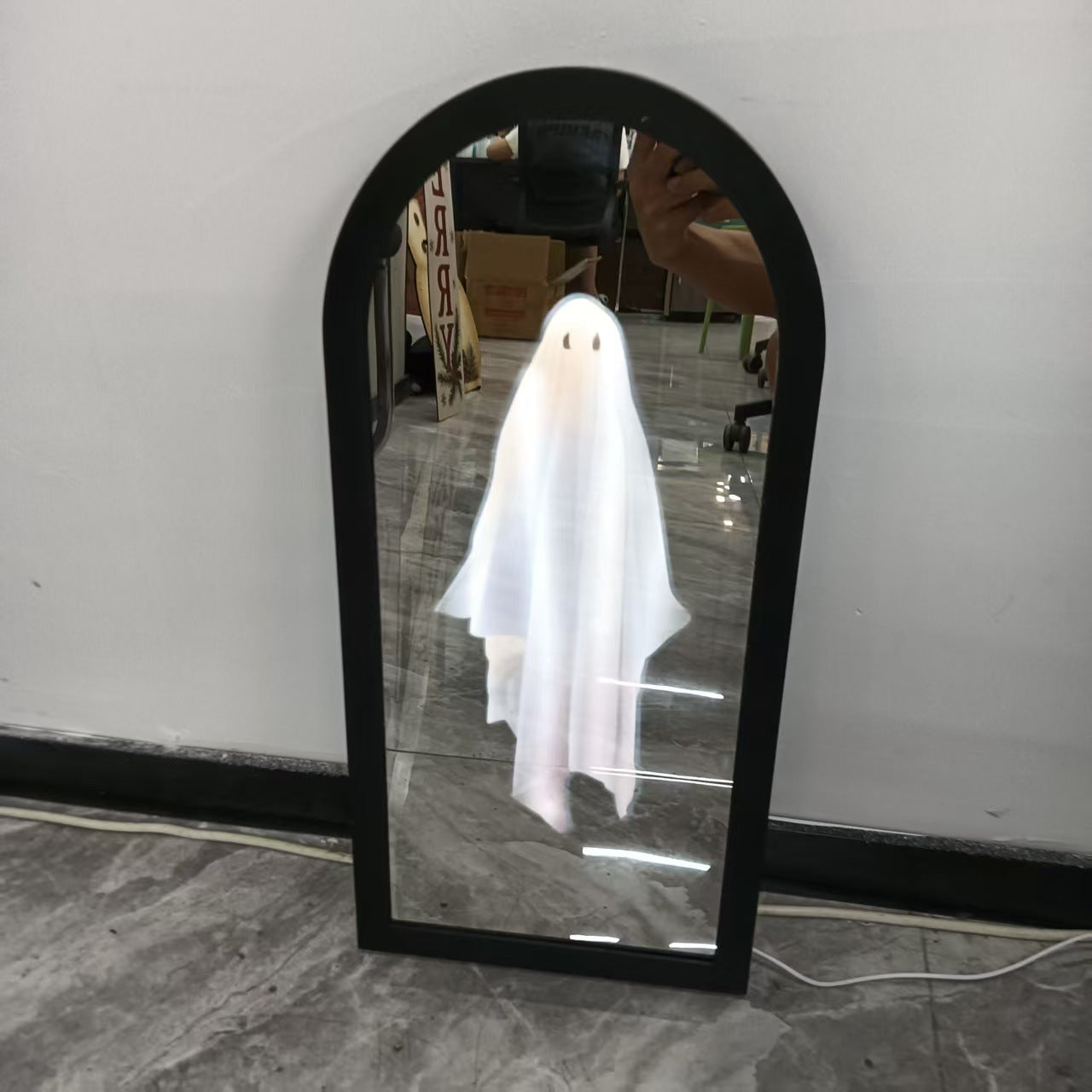 Miroir Holographique Hanté "L'Esprit de Cro Neon"