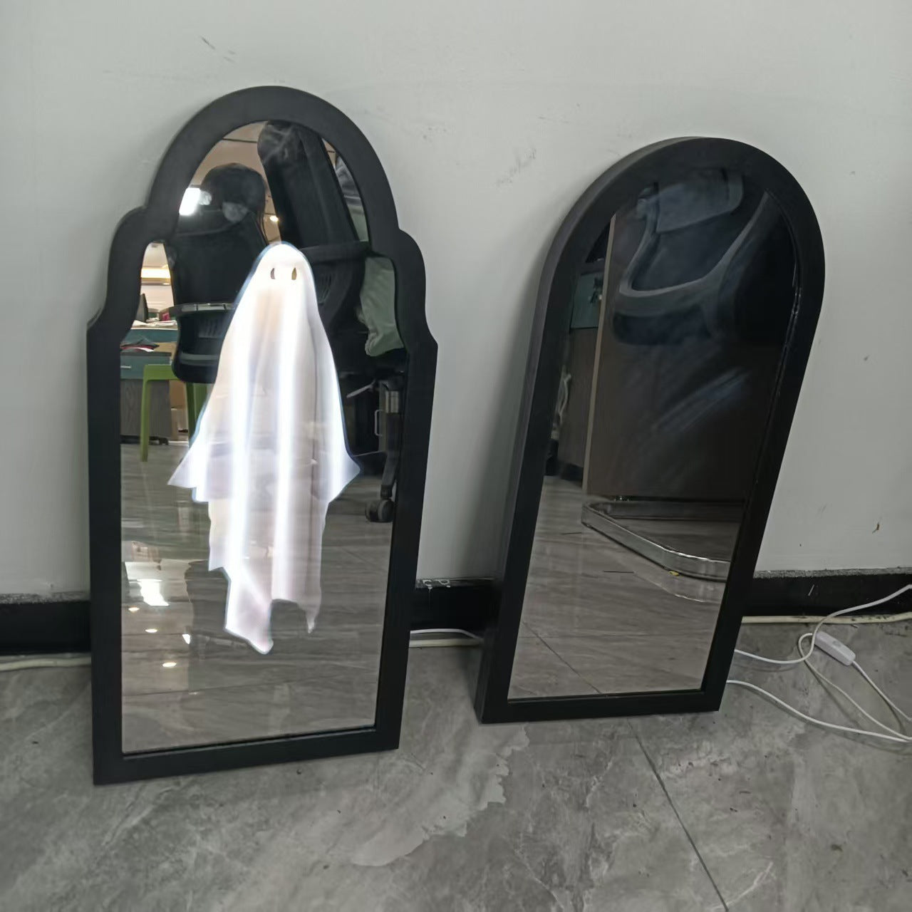 Miroir Holographique Hanté "L'Esprit de Cro Neon"